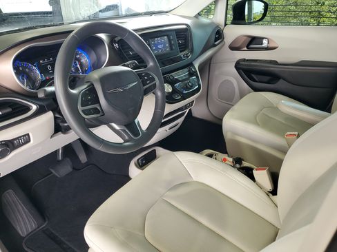 Used 2017 Chrysler Pacifica LX FWD image 17