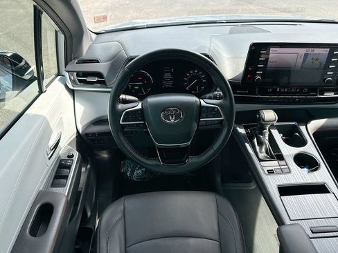 Used 2021 Toyota Sienna XSE FWD image 22