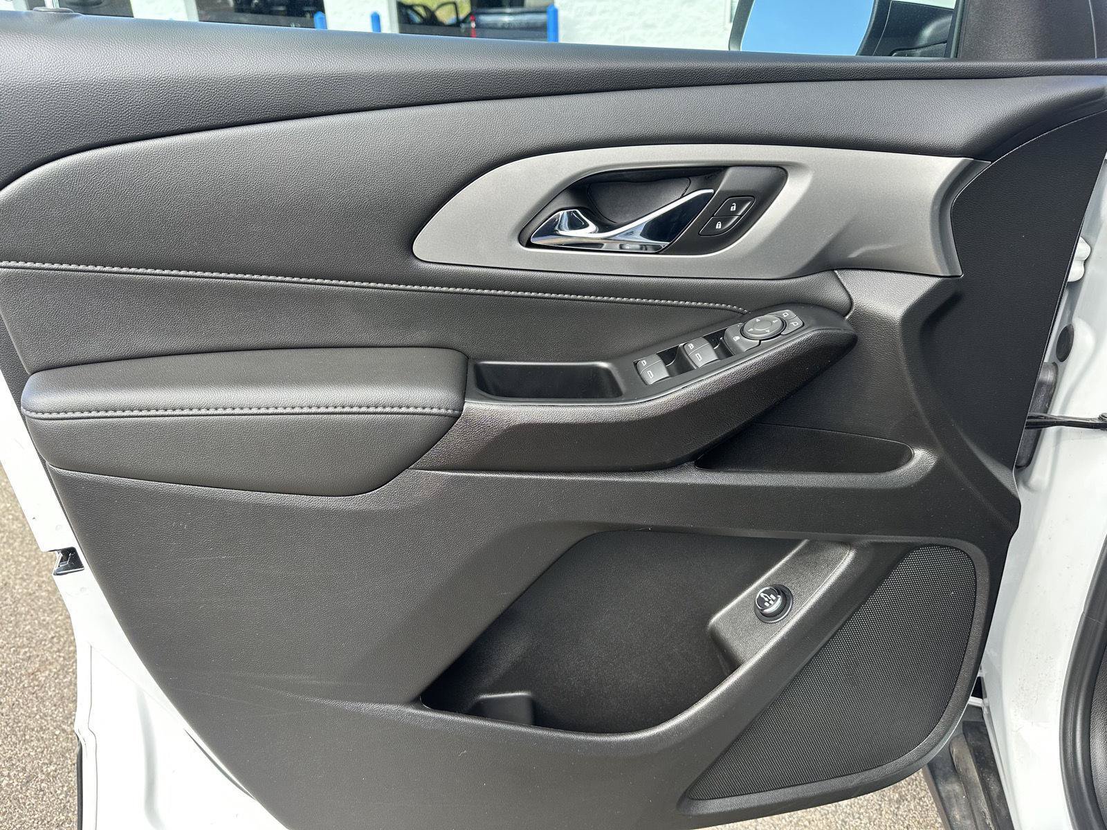 Used 2023 Chevrolet Traverse LT FWD image 14