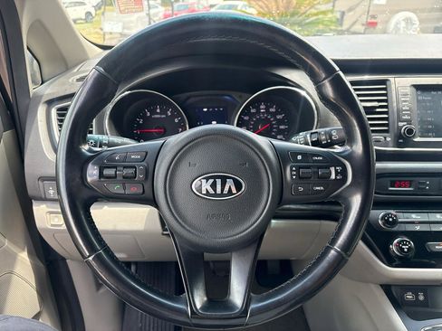 Used 2017 Kia Sedona LX w/ LX Essentials Premium Package FWD image 10