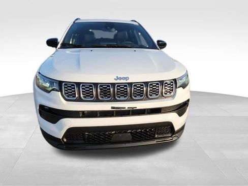 Used 2024 Jeep Compass Latitude image 2