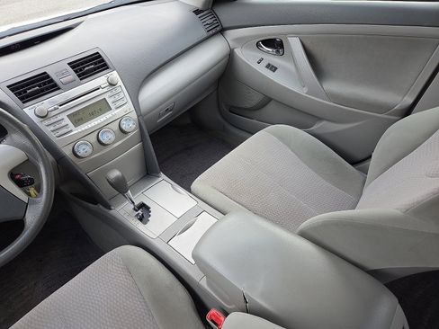 Used 2011 Toyota Camry LE image 12