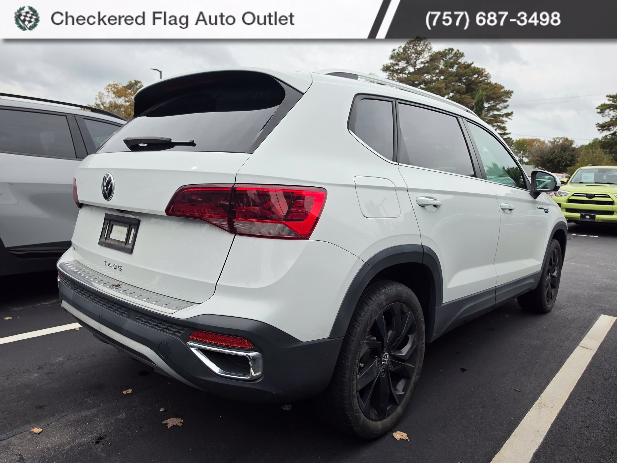 Used 2023 Volkswagen Taos SE w/ Panoramic Sunroof Package FWD image 6