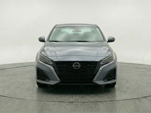 Used 2025 Nissan Altima 2.5 SV FWD image 2