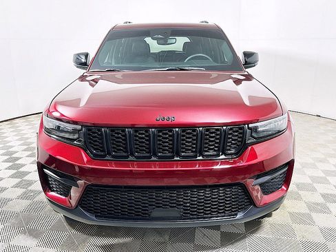 Used 2024 Jeep Grand Cherokee Altitude AWD/4WD image 3