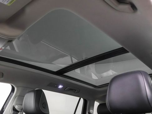 Used 2023 Volkswagen Tiguan SE w/ Panoramic Sunroof Package image 11