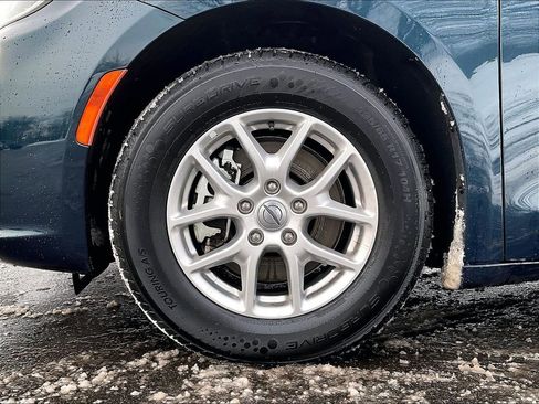 Used 2024 Chrysler Pacifica Touring-L image 23