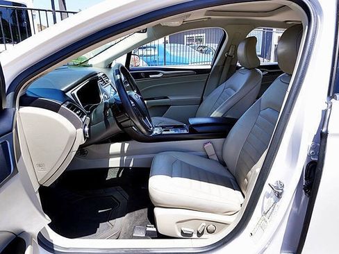 Used 2018 Ford Fusion SE w/ Fusion SE Technology Package FWD image 13