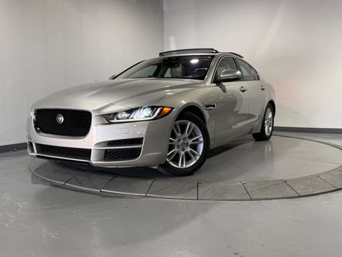 Used 2017 Jaguar XE Premium image 2