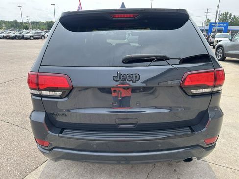 Used 2018 Jeep Grand Cherokee Altitude AWD/4WD image 6