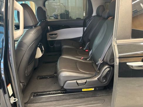 Certified 2022 Kia Carnival EX image 34