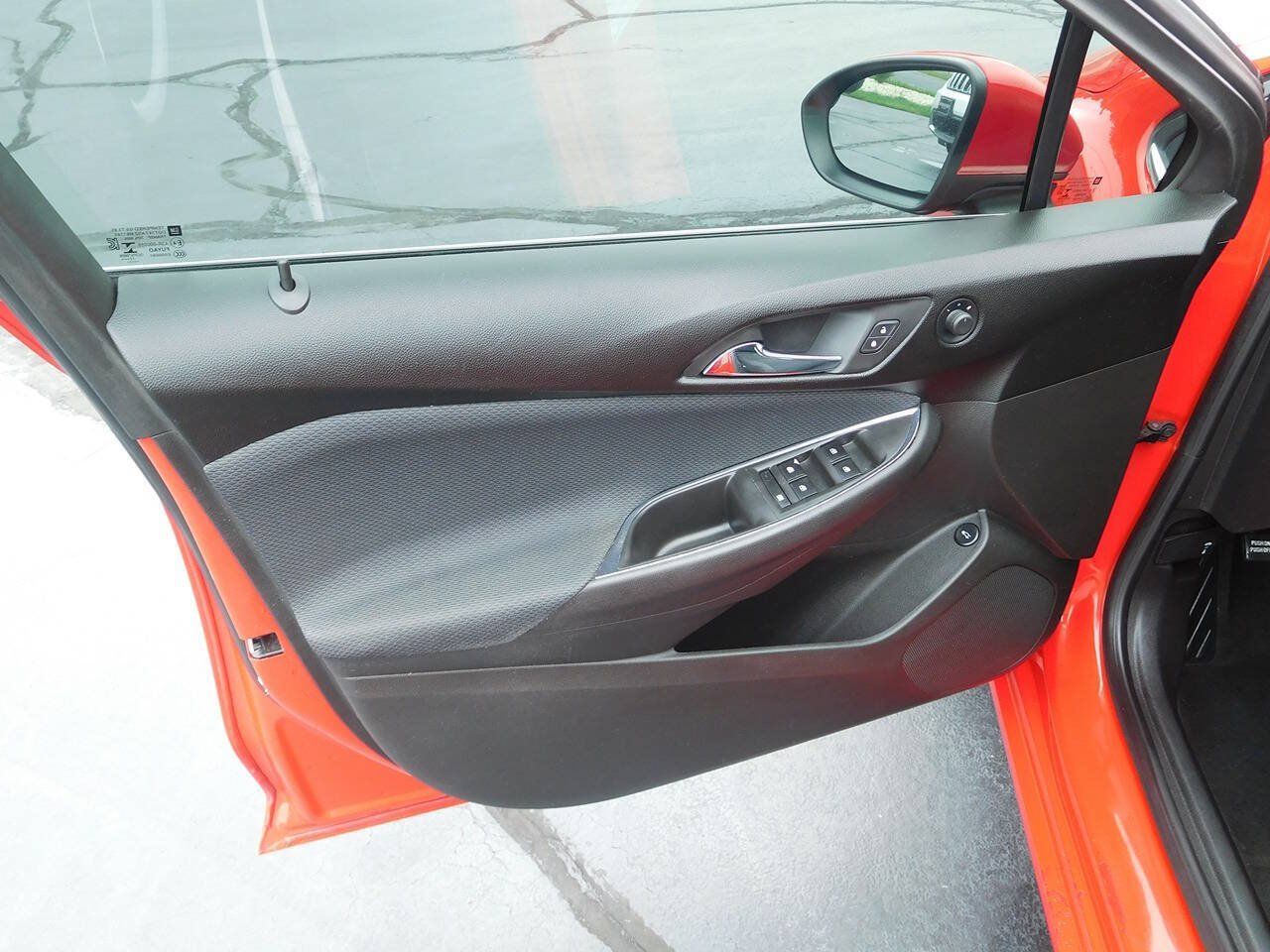 Used 2018 Chevrolet Cruze LT FWD image 16