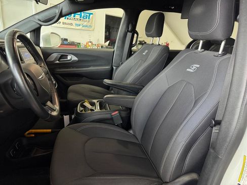 Used 2018 Chrysler Pacifica Touring Plus w/ S Appearance Package FWD image 10