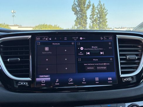 Used 2025 Chrysler Pacifica Select FWD image 19