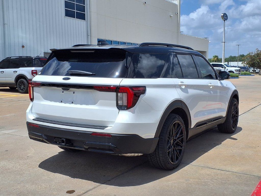 New 2026 Ford Explorer ST-Line w/ ST-Line Street Pack RWD image 2