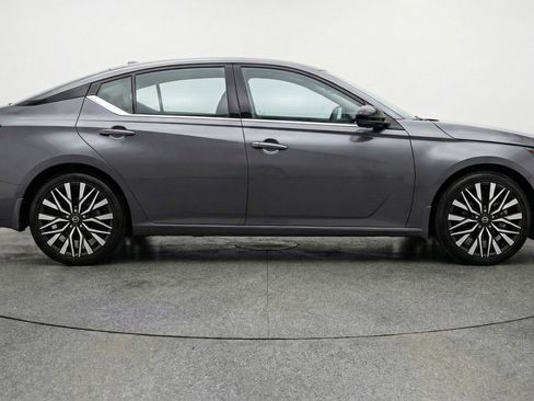 Used 2025 Nissan Altima 2.5 SV image 11
