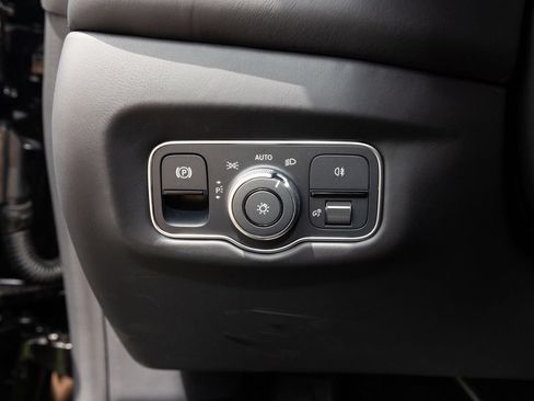 Used 2023 Aston Martin V12 Vantage RWD image 28