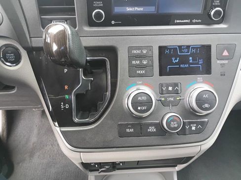 Used 2020 Toyota Sienna XLE FWD image 13