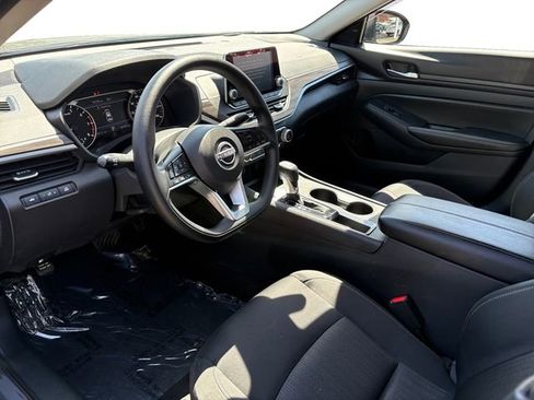 Used 2025 Nissan Altima 2.5 SV FWD image 12