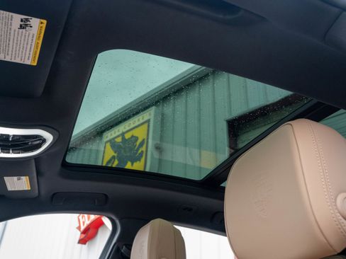 Certified 2025 Porsche Macan image 39