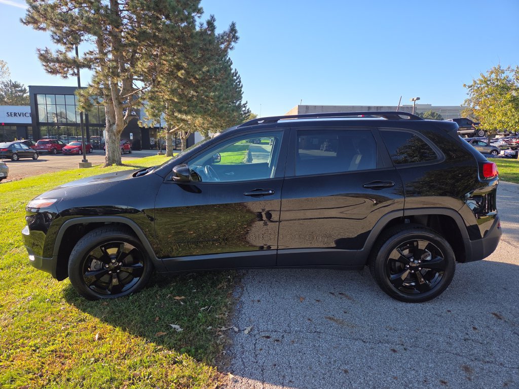 Used 2018 Jeep Cherokee Latitude w/ Altitude Package FWD image 7
