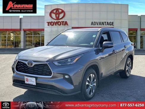 Certified 2025 Toyota Highlander XLE image 4