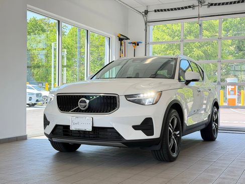 Used 2023 Volvo XC40 B5 Core w/ Convenience Package AWD/4WD image 2
