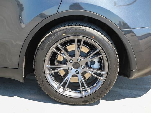 Used 2025 Tesla Model Y Long Range RWD image 11