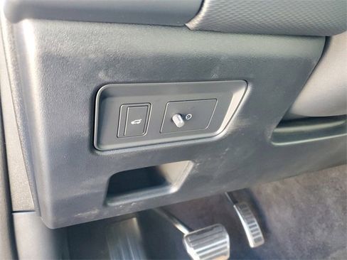 Used 2025 Land Rover Discovery Dynamic SE image 25