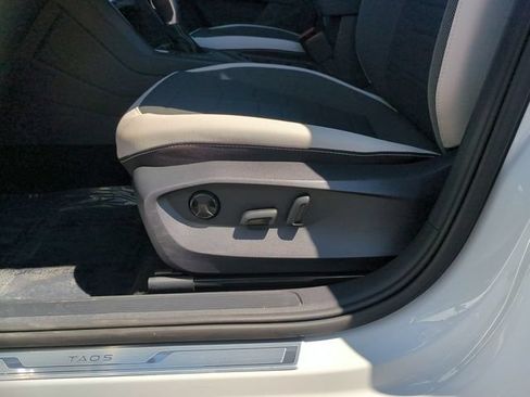 Used 2025 Volkswagen Taos SE FWD image 22