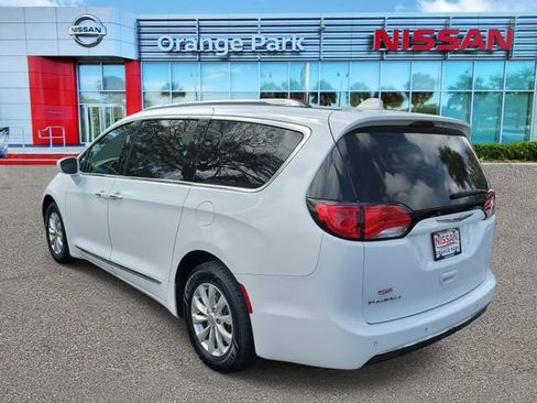 Used 2018 Chrysler Pacifica Touring-L image 3
