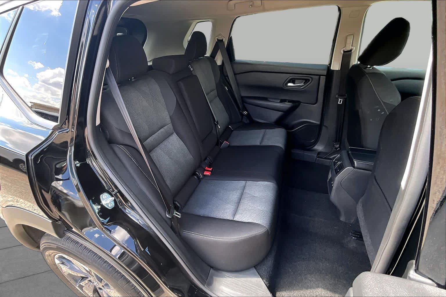 Used 2025 Nissan Rogue SV FWD image 34