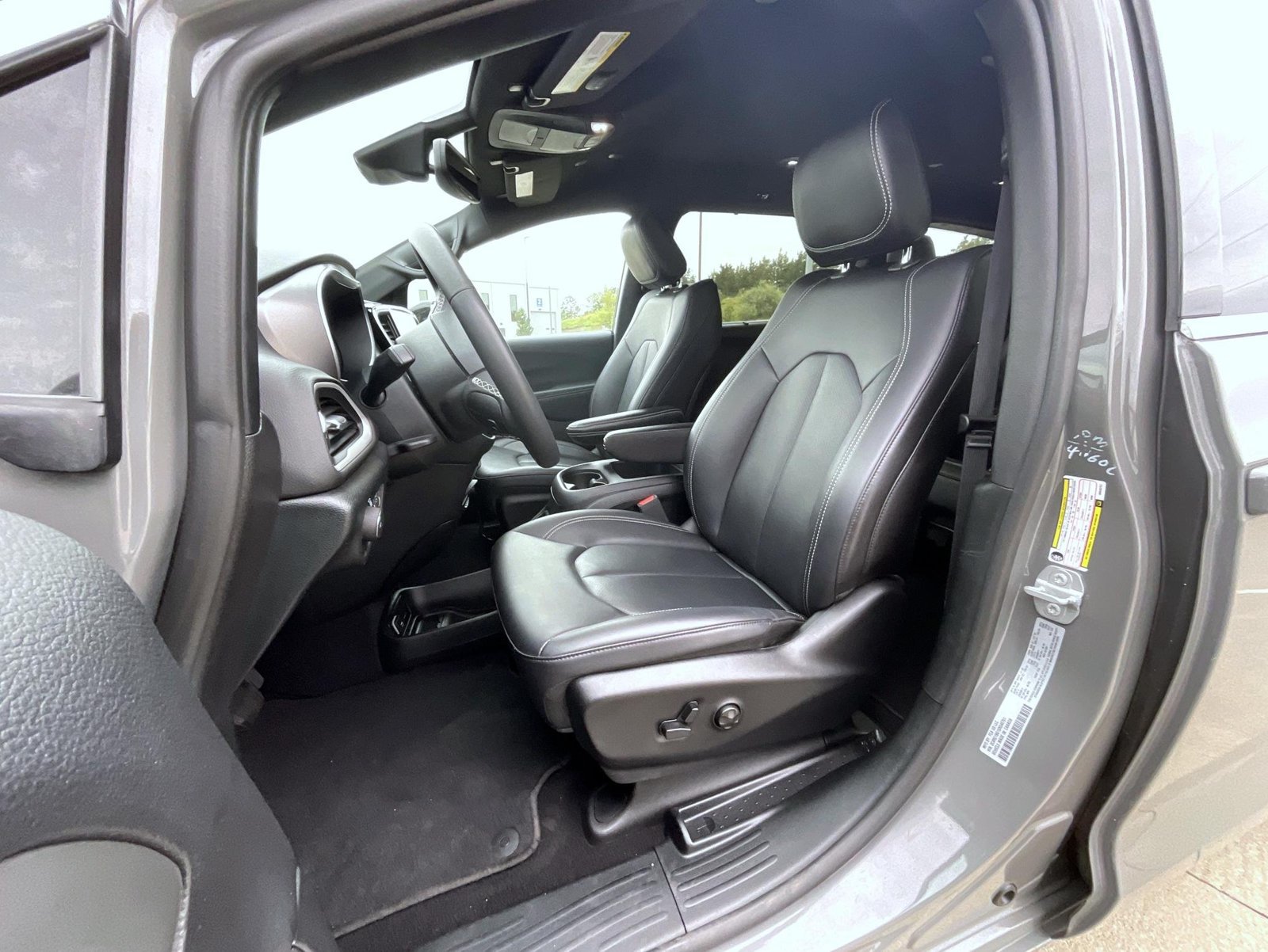 Used 2025 Chrysler Pacifica Select FWD image 13