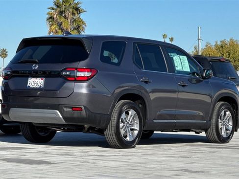 Used 2025 Honda Pilot EX-L image 3