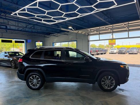 Used 2019 Jeep Cherokee Latitude Plus w/ Cold Weather Group AWD/4WD image 9