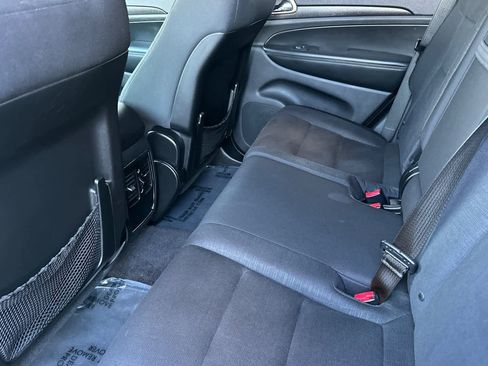 Used 2017 Jeep Grand Cherokee Laredo image 4