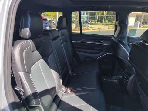 Used 2024 Jeep Grand Cherokee Overland w/ Luxury Tech Group IV AWD/4WD image 28