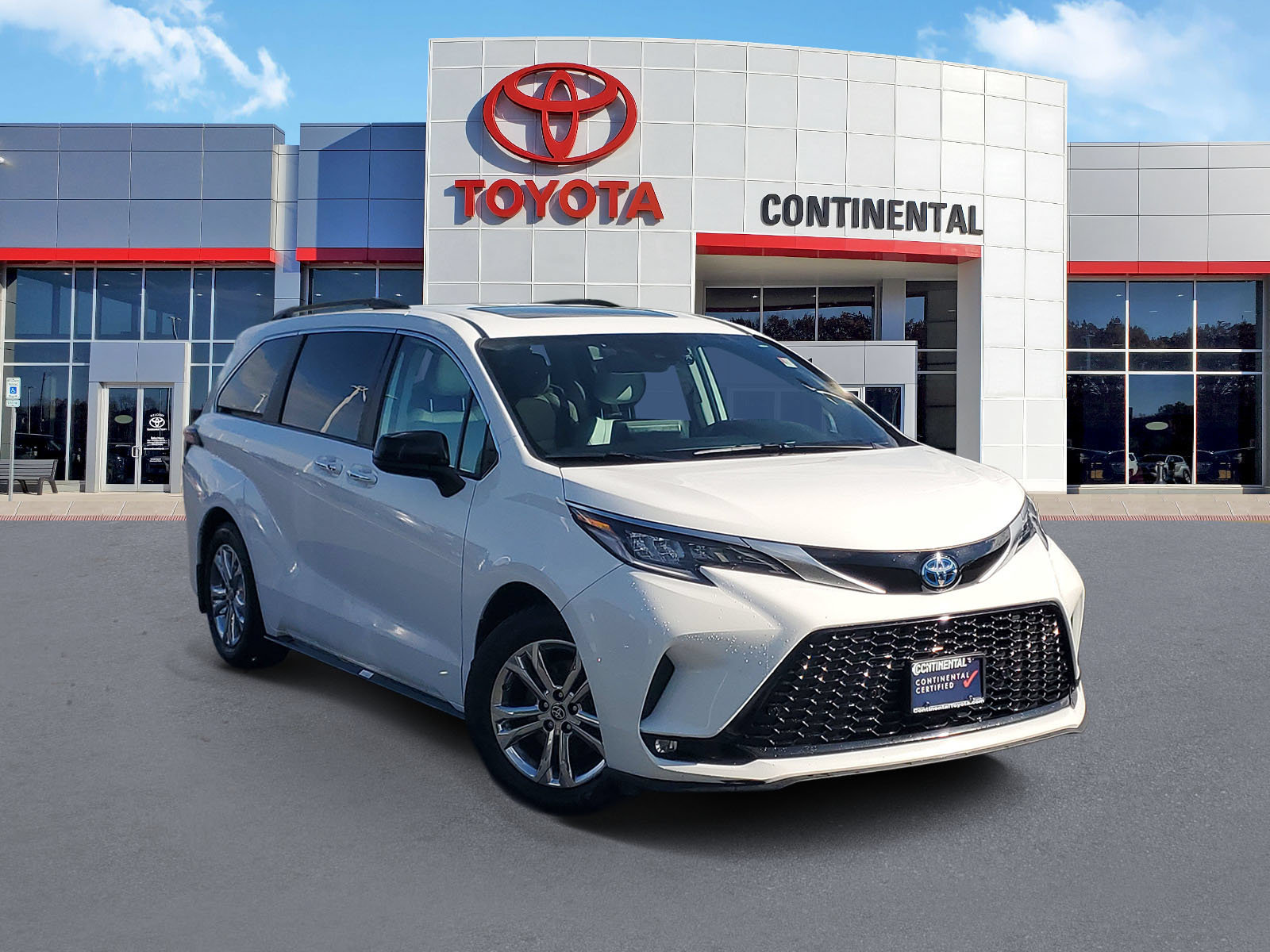 Used 2023 Toyota Sienna XSE AWD/4WD image 2