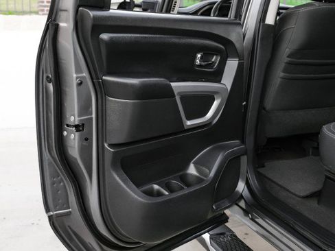 Used 2017 Nissan Titan SV image 41