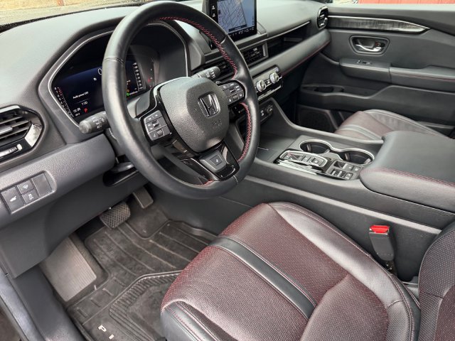 Used 2025 Honda Pilot Black Edition image 27