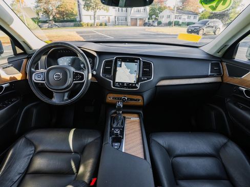 Used 2022 Volvo XC90 T6 Momentum w/ Climate Package image 2