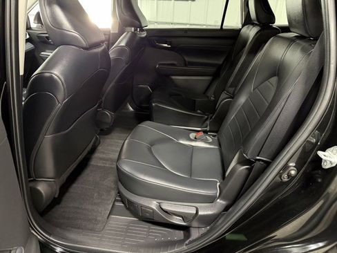 Used 2022 Toyota Highlander XLE image 11