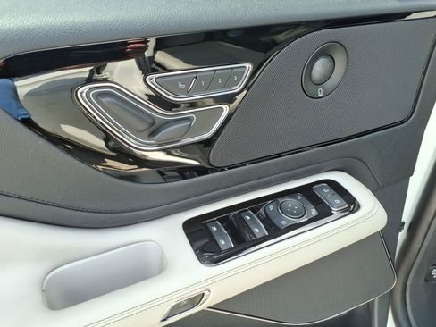 Used 2025 Lincoln Aviator AWD image 10
