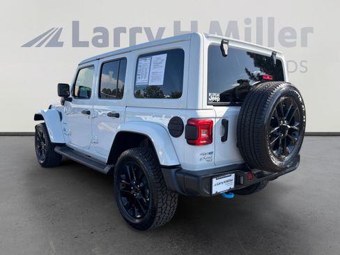 Used 2022 Jeep Wrangler Unlimited Sahara w/ Cold Weather Group AWD/4WD image 3