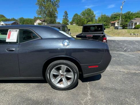 Used 2017 Dodge Challenger SXT RWD image 4