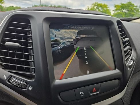 Used 2018 Jeep Cherokee Trailhawk w/ Cold Weather Group AWD/4WD image 22