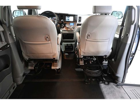 Used 2018 Toyota Sienna XLE Premium FWD image 20