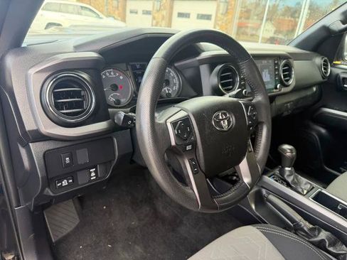 Used 2020 Toyota Tacoma TRD Sport image 9