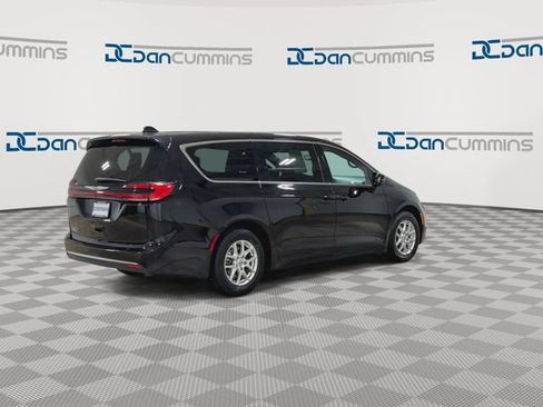 Used 2025 Chrysler Pacifica Select FWD image 8