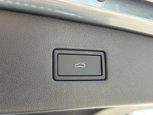 Certified 2023 Volkswagen Tiguan SE w/ Panoramic Sunroof Package FWD image 49